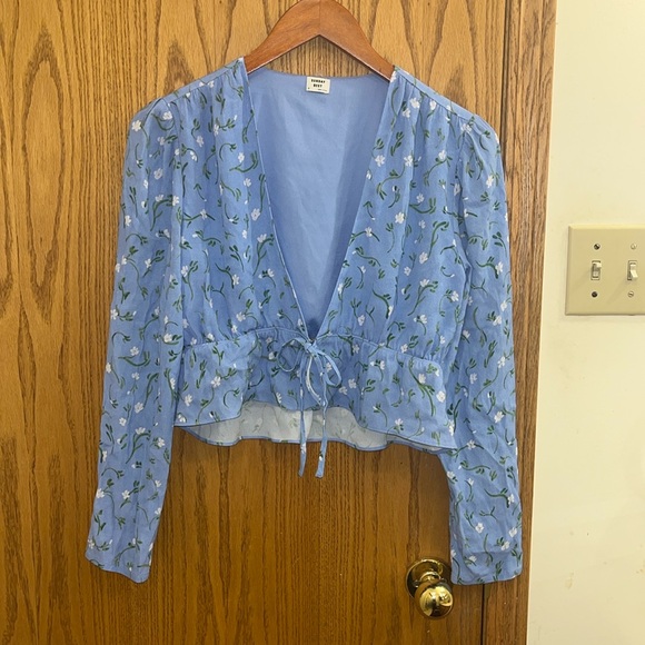 Aritzia Sunday Best New Cropped Tie Front Blouse Floral - Picture 3 of 9